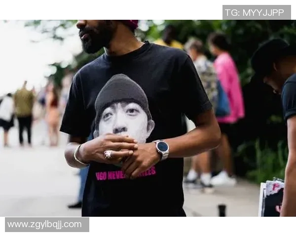 足球明星冬季时尚新风潮羽绒大衣成街头亮点引领潮流